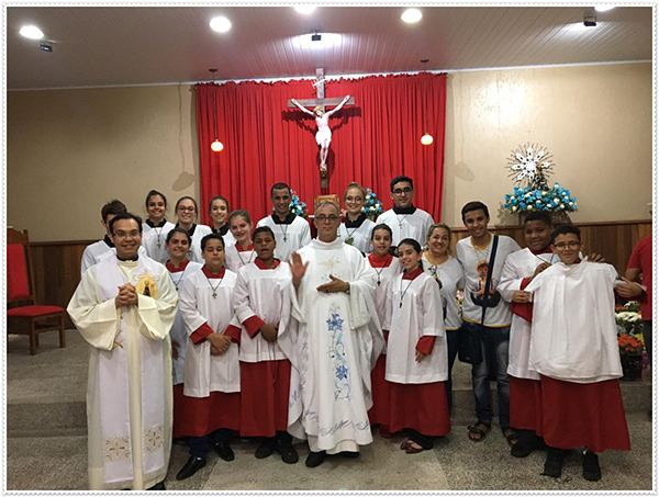 Coroinhas e Acólitos no Dia de Nossa Senhora Aparecida Coroinhas e Acólitos no Dia de Nossa Senhora Aparecida