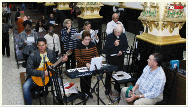 S�o Pedro celebra missa do 6� Domingo da P�scoa e Coroa��o de Nossa Senhora