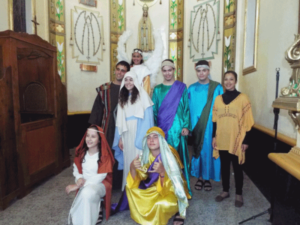 Jovens da S�o Pedro de Tup� realizam teatro ap�s Missa da Vig�lia de Natal