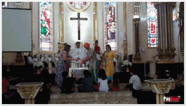 Apresenta��o da Trupe do Pedrinho na Solenidade da Epifania do Senhor com as crian�as